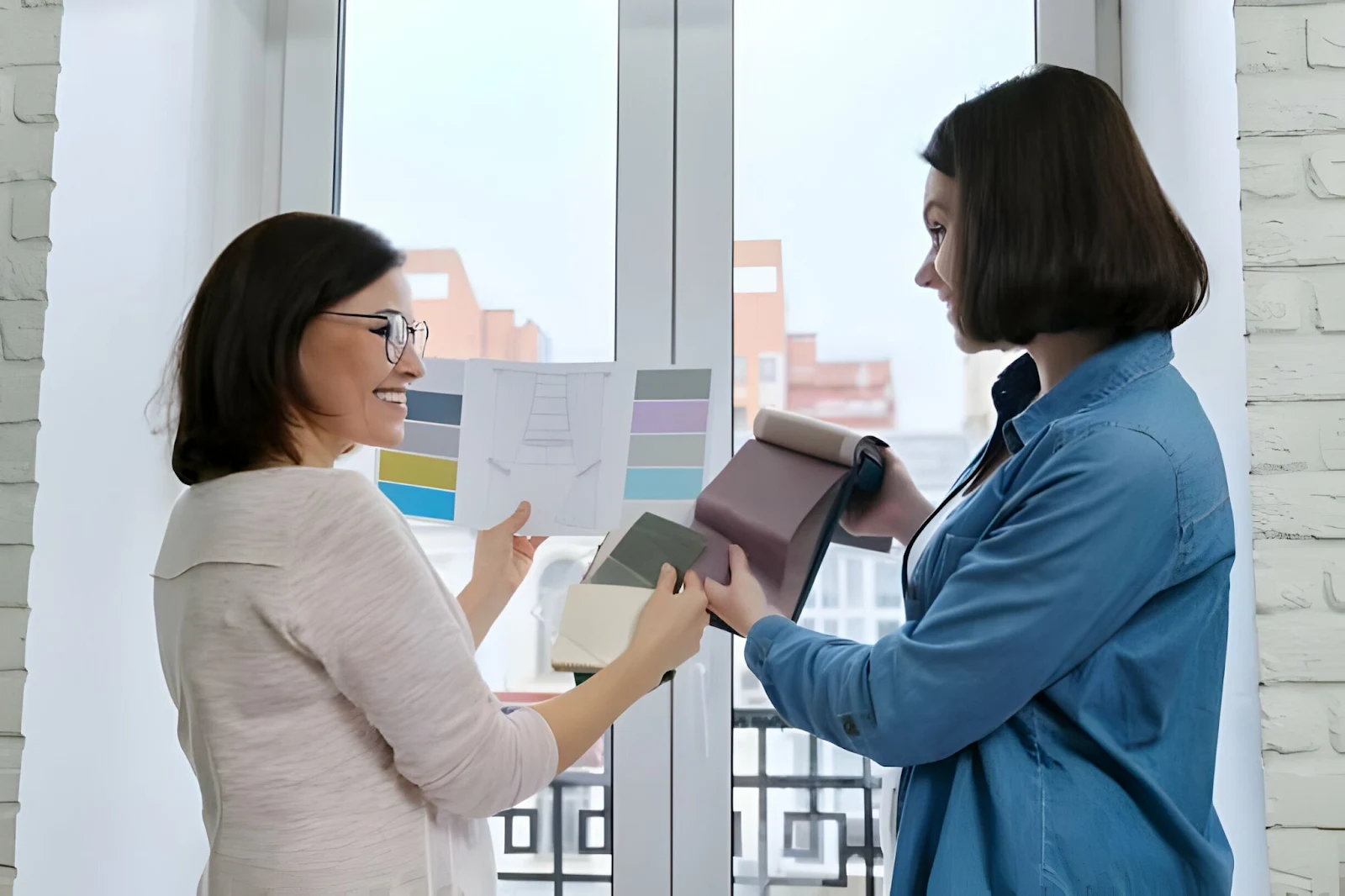 Mujeres eligiendo colores para cortinas