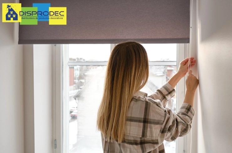 Mujer realizando el mantenimiento de persianas