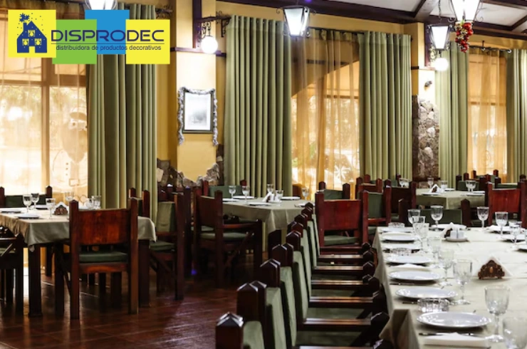 Restaurante de lujo con cortinas