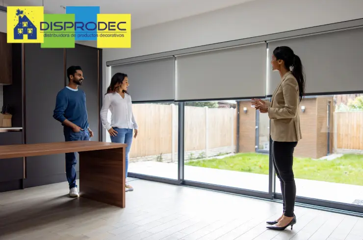 Personas observando los tipos de black out