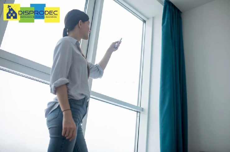 us persianas automatizadas te permiten graduar sus diferentes funciones con un control remoto.