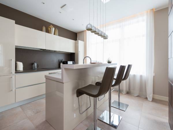 cortinas blancas en la sala