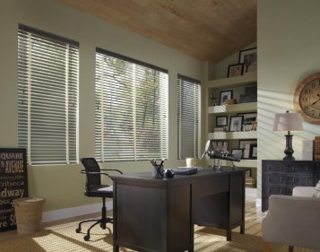 Sala decorada con persianas de aluminio